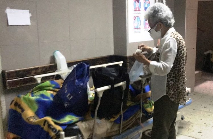 En camillas y sillas son atendidos pacientes en emergencia del Hospital de San Cristóbal mientras esperan por una cama. Mariana Duque