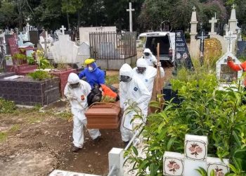 Sepultureros, trabajadores esenciales que se adaptan a una nueva rutina