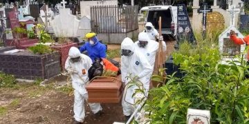 Sepultureros, trabajadores esenciales que se adaptan a una nueva rutina