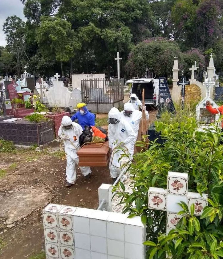 Los sepultureros han cambiado su forma de hacer el trabajo a raíz de la pandemia. Foto cortesía