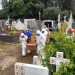 Sepultureros, trabajadores esenciales que se adaptan a una nueva rutina