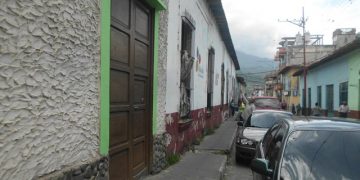 Casi 3 años llevan refugiados boconeses ahora amenazados por pared que podría colapsar