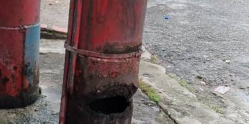 Alerta en Barrio Marco Tulio Rangel por poste de energía a punto de colapsar 