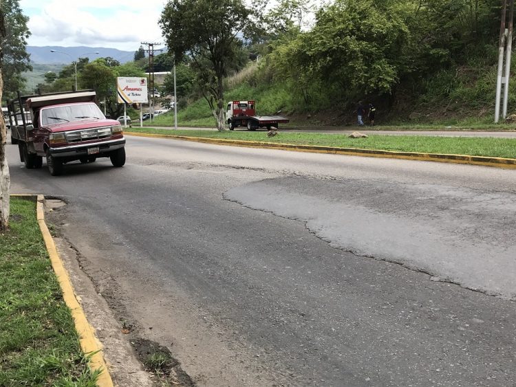 La ciudad de San Cristóbal requiere unas 2.000 toneladas de asfalto para recuperar su vialidad, según ingenieros de Alianza Lápiz.  Mariana Duque