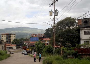 Empresa privada recupera iluminación en sector La Popita de San Cristóbal