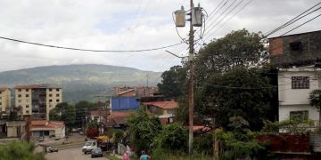 Empresa privada recupera iluminación en sector La Popita de San Cristóbal