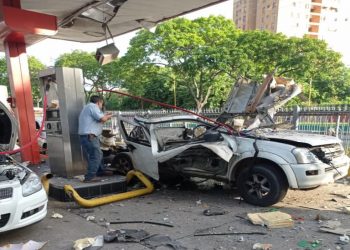 Investigan origen de explosión en camioneta