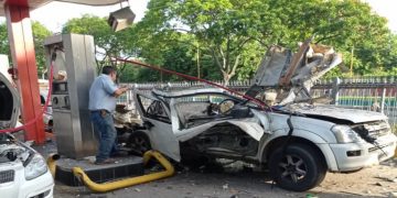 Investigan origen de explosión en camioneta