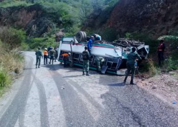 Vuelco de autobús deja 14 funcionarios del ejército lesionados