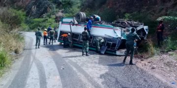 Vuelco de autobús deja 14 funcionarios del ejército lesionados