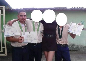 Dos boconeses pierden la vida en vuelco