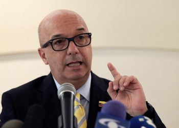 Simonovis renuncia como encargado de Seguridad e Inteligencia de Guaidó