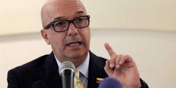 Simonovis renuncia como encargado de Seguridad e Inteligencia de Guaidó