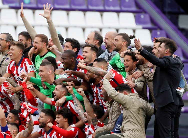 Los jugadores del Atlético de Madrid celebran el título de Liga tras ganar al Real Valladolid por 1-2 en el último partido de LaLiga Santander que se disputó en el estadio José Zorrilla, en Valladolid. EFE/Ballesteros