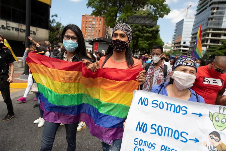 Activistas participan en una manifestación de la comunidad LGBTI hoy, en Caracas (Venezuela). EFE/Rayner Peña R.