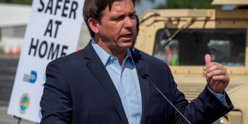 El gobernador de Florida elimina de un plumazo las medidas locales anticovid
