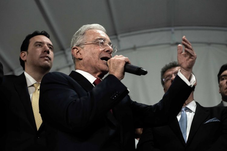 El expresidente colombiano Álvaro Uribe . EFE/ JUAN ZARAMA/Archivo