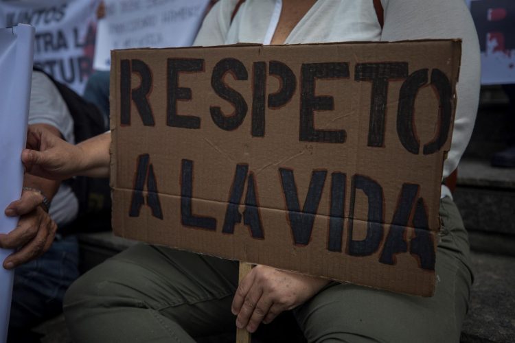 Fotografía de archivo de un grupo de personas protestan frente a la sede del Programa de Naciones Unidas para el Desarrollo (PNUD) en Caracas (Venezuela). EFE/ Miguel Gutiérrez/Archivo