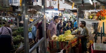 Venezuela sube el salario mínimo integral y lo ubica en 3,54 dólares