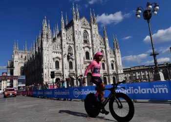 Egan Bernal se defiende en la contrarreloj y gana el Giro 2021