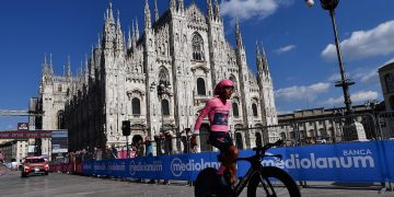 Egan Bernal se defiende en la contrarreloj y gana el Giro 2021