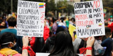 Colombia llama al diálogo político, mientras las protestas siguen en la calle