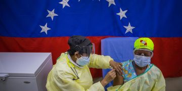 El 42 % de los médicos en Venezuela recibió vacuna anticovid, según una ONG