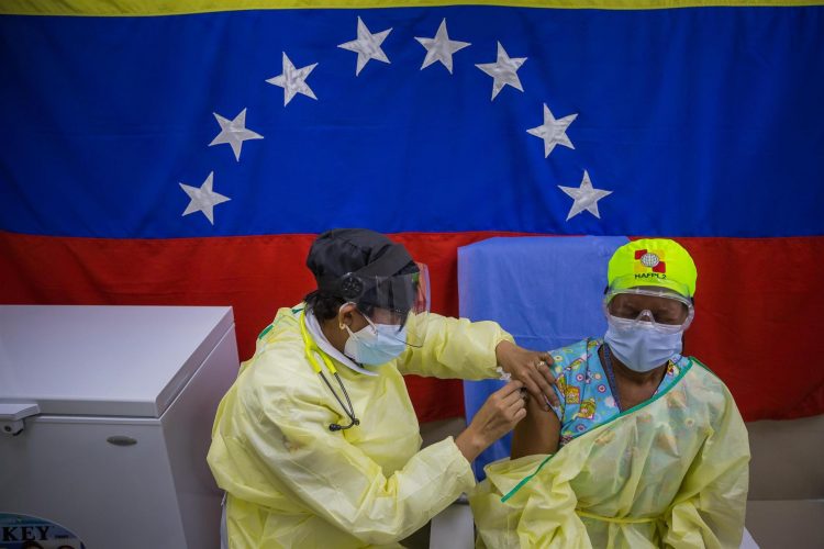 Personal de la salud recibe una vacuna contra la covid-19 en un hospital público, en Caracas (Venezuela). EFE/Miguel Gutiérrez/Archivo