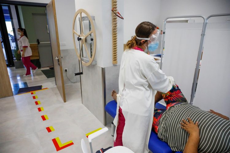 Una fisioterapeuta trata a una paciente en un centro en Madrid. EFE/David Fernández/Archivo