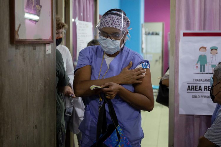 Una trabajadora de la salud sale tras recibir una dosis de la vacuna rusa Sputnik V, en Caracas (Venezuela). EFE/Rayner Pena R./Archivo