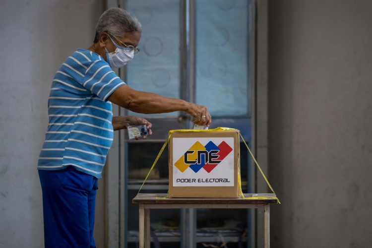 Fotografía de archivo fechada el 6 de diciembre del 2020, que muestra a una mujer mientras vota en las ultimas elecciones venezolanas, en Caracas (Venezuela). EFE/Miguel Gutiérrez/Archivo