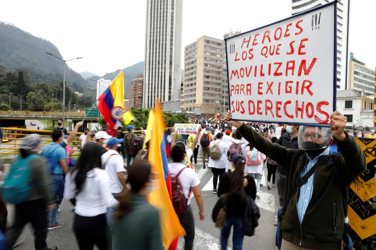 Manifestantes marchan por las calles durante una nueva jornada de protestas por un nuevo "paro nacional" convocado por los sindicatos y organizaciones sociales, que desde el pasado miércoles movilizan a miles de personas en todo el país, hoy en Bogotá (Colombia). EFE/ Carlos Ortega