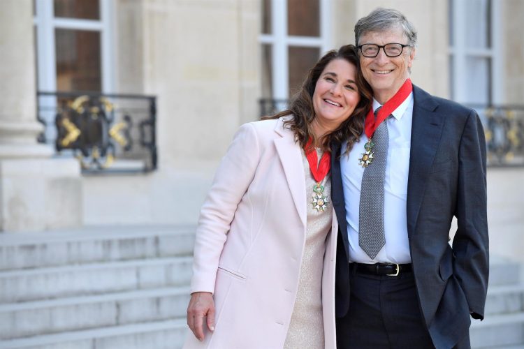 En la imagen, Bill Gates (d) y Melinda Gates (i). EFE/Julien de Rosa/Archivo