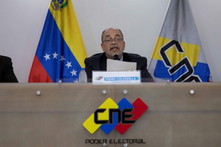 En la imagen, el presidente del Consejo Nacional Electoral (CNE) de Venezuela, Pedro Calzadilla. EFE/Rayner Peña R./Archivo