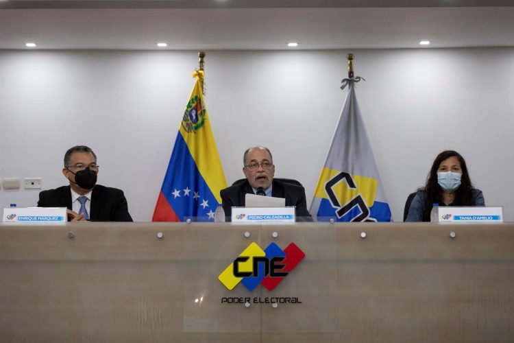 El presidente del Consejo Nacional Electoral (CNE) de Venezuela, Pedro Calzadilla (c), ofrece declaraciones a los medios de comunicación, junto a los rectores electorales Enrique Márquez (i) y Tania D'amelio (d) hoy, en Caracas