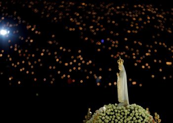 Los portugueses muestran su devoción a Fátima, a pesar de la pandemia
