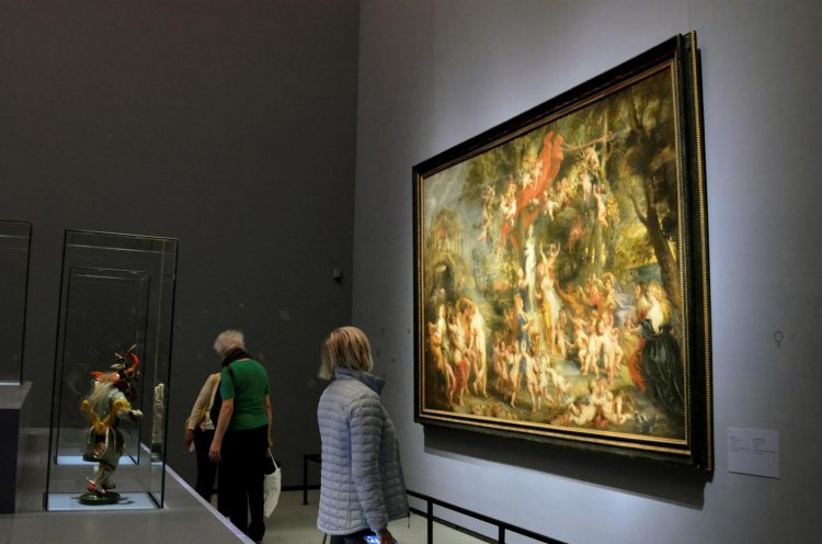 Visitantes observan un cuadro de Rubens en la exhibición "Poderes Superiores" del Museo de Historia del Arte de Viena. Una sociedad moderna y laica que busca consuelo y esperanza en la divinidad durante la pandemia. Ese es el punto de partida de una exposición del Museo de Historia del Arte de Viena que analiza cómo diferentes civilizaciones han buscado el contacto con los "poderes superiores" para afrontar crisis a lo largo de la historia. EFE/Maider Gamero