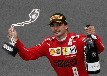 Verstappen toma el mando y Sainz se doctora