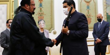 Maduro recibe una espada samurái que le regala el actor Steven Seagal