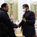 Maduro recibe una espada samurái que le regala el actor Steven Seagal