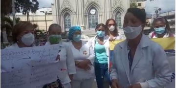 Gremio de enfermeras protestan en la plaza Bolívar de Valera
