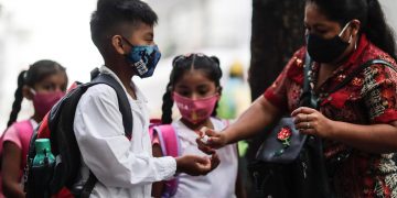 Corte argentina avala abrir los colegios en Buenos Aires, un revés para Fernández