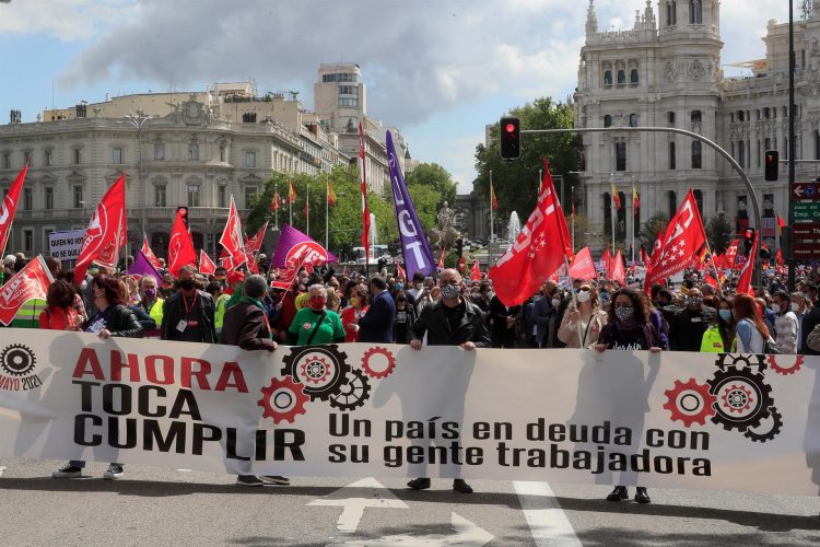 Cabecera de la manifestación del Primero de Mayo, este sábado en Madrid. EFE/Fernando Alvarado