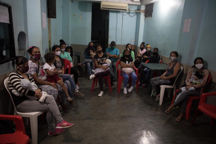 Un grupo de mujeres recibe una charla sobre educación familiar y sexual por parte de voluntarios de la ONG Caritas, el 25 de enero de 2021, en Caracas (Venezuela). EFE/Miguel Gutiérrez