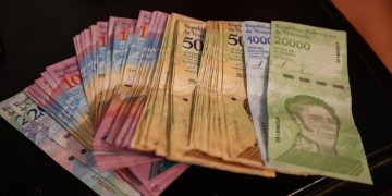 Protestan contra el rechazo de comerciantes al billete devaluado de Venezuela