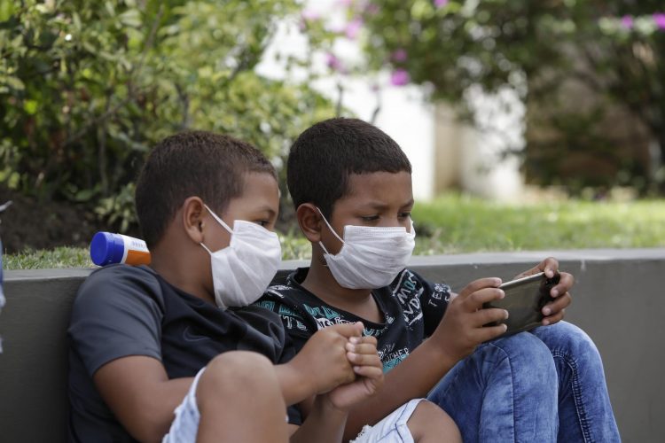 Niños usan tapabocas como medida de prevención. EFE/ Carlos Lemos/Archivo