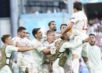 Morata y Oyarzábal meten a España en cuartos con dos goles en la prórroga