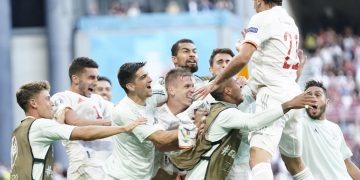 Morata y Oyarzábal meten a España en cuartos con dos goles en la prórroga