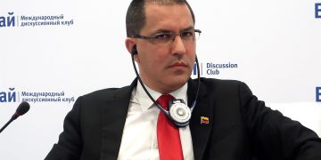 Arreaza urge a Biden a rectificar la política de EEUU para establecer unos lazos de respeto