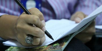 “Si su madre dice que lo ama, verifíquelo”. ¡Jum, Periodistas!